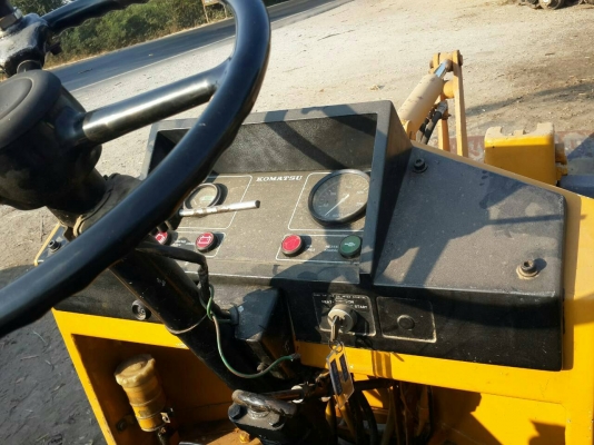 ขาย 185,000 รถตักล้อยางKOMATSU wa 20-1เครื่องดีเกียร์ดีรถพร้อมใช้ 090-772-3710 090-772-3708