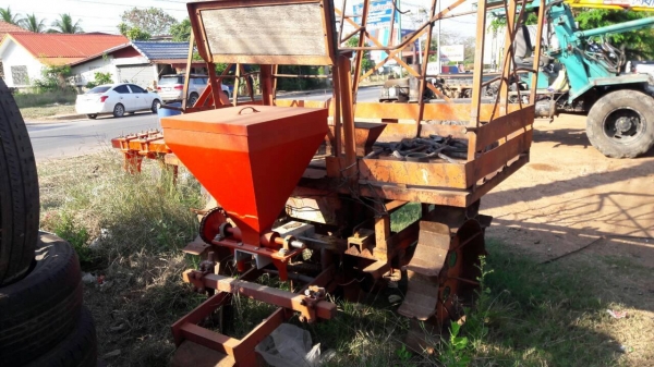 ขาย เครื่องปลูกอ้อย สภาพพร้อมใช้งาน