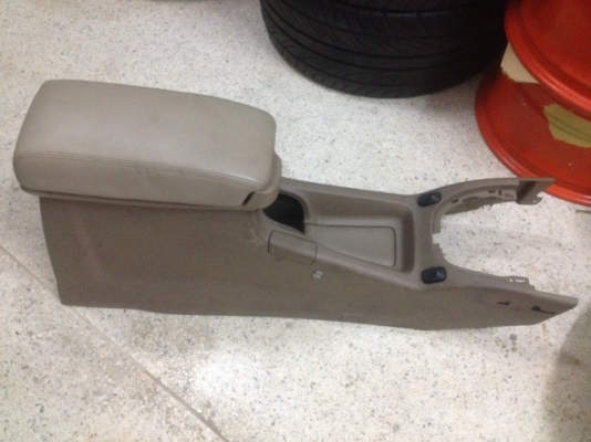 ท้าวเเขนกลางที่วางเเก้ว VOLVO S90 เก่าญี่ปุ่นสภาพสวย