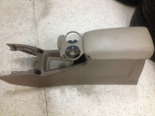 ท้าวเเขนกลางที่วางเเก้ว VOLVO S90 เก่าญี่ปุ่นสภาพสวย ท้าวเเขนกลางที่วางเเก้ว VOLVO S90 เก่าญี่ปุ่นสภาพสวย