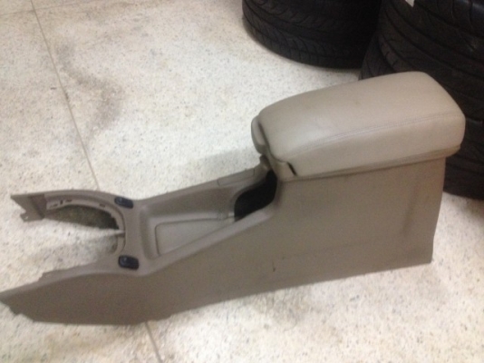 ท้าวเเขนกลางที่วางเเก้ว VOLVO S90 เก่าญี่ปุ่นสภาพสวย ท้าวเเขนกลางที่วางเเก้ว VOLVO S90 เก่าญี่ปุ่นสภาพสวย