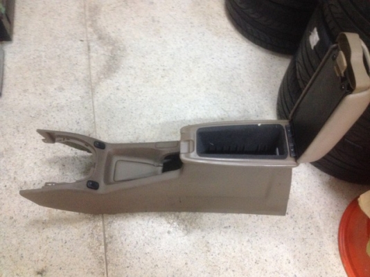 ท้าวเเขนกลางที่วางเเก้ว VOLVO S90 เก่าญี่ปุ่นสภาพสวย ท้าวเเขนกลางที่วางเเก้ว VOLVO S90 เก่าญี่ปุ่นสภาพสวย