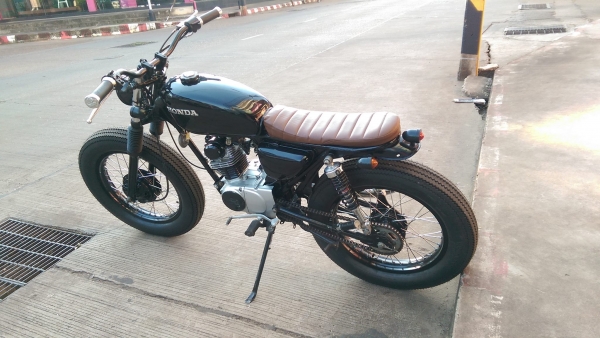 ขายคับ HONDA SS1 125 แต่ง Brat Tracker สีสวยเก็บงานมาใหม่ทั้งคัน ท่อเมกะโฟน ยางหน้าหลังใหม่ ทะเบียนพร้อมโอน ราคา 39500 บาท ส่งได้ทั่วไทยคับ สนใจติดต่อ 081-0578282 FACEBOOK ชาญณรงค์ ป๊อป ชัยอมฤต ไอดีไลน์ POPBIGBIKESAKON คับ สนใจรถสวย ถูก ดี ต้อง POP BIGBIK