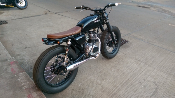 ขายคับ HONDA SS1 125 แต่ง Brat Tracker สีสวยเก็บงานมาใหม่ทั้งคัน ท่อเมกะโฟน ยางหน้าหลังใหม่ ทะเบียนพร้อมโอน ราคา 39500 บาท ส่งได้ทั่วไทยคับ สนใจติดต่อ 081-0578282 FACEBOOK ชาญณรงค์ ป๊อป ชัยอมฤต ไอดีไลน์ POPBIGBIKESAKON คับ สนใจรถสวย ถูก ดี ต้อง POP BIGBIK