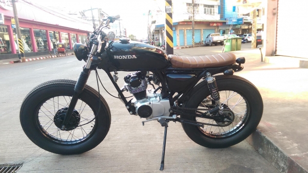 ขายคับ HONDA SS1 125 แต่ง Brat Tracker สีสวยเก็บงานมาใหม่ทั้งคัน ท่อเมกะโฟน ยางหน้าหลังใหม่ ทะเบียนพร้อมโอน ราคา 39500 บาท ส่งได้ทั่วไทยคับ สนใจติดต่อ 081-0578282 FACEBOOK ชาญณรงค์ ป๊อป ชัยอมฤต ไอดีไลน์ POPBIGBIKESAKON คับ สนใจรถสวย ถูก ดี ต้อง POP BIGBIK