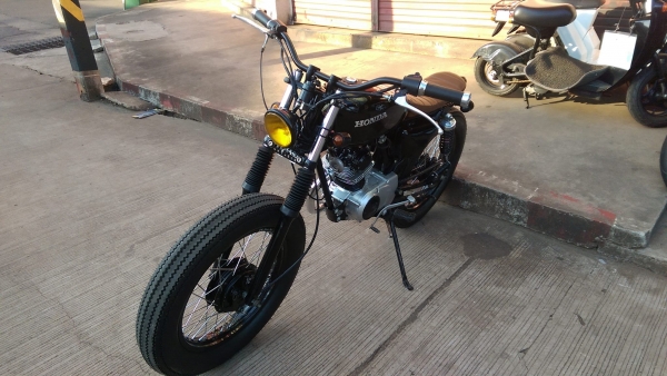 ขายคับ HONDA SS1 125 แต่ง Brat Tracker สีสวยเก็บงานมาใหม่ทั้งคัน ท่อเมกะโฟน ยางหน้าหลังใหม่ ทะเบียนพร้อมโอน ราคา 39500 บาท ส่งได้ทั่วไทยคับ สนใจติดต่อ 081-0578282 FACEBOOK ชาญณรงค์ ป๊อป ชัยอมฤต ไอดีไลน์ POPBIGBIKESAKON คับ สนใจรถสวย ถูก ดี ต้อง POP BIGBIK