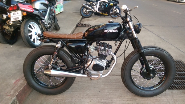 ขายคับ HONDA SS1 125 แต่ง Brat Tracker สีสวยเก็บงานมาใหม่ทั้งคัน ท่อเมกะโฟน ยางหน้าหลังใหม่ ทะเบียนพร้อมโอน ราคา 39500 บาท ส่งได้ทั่วไทยคับ สนใจติดต่อ 081-0578282 FACEBOOK ชาญณรงค์ ป๊อป ชัยอมฤต ไอดีไลน์ POPBIGBIKESAKON คับ สนใจรถสวย ถูก ดี ต้อง POP BIGBIK