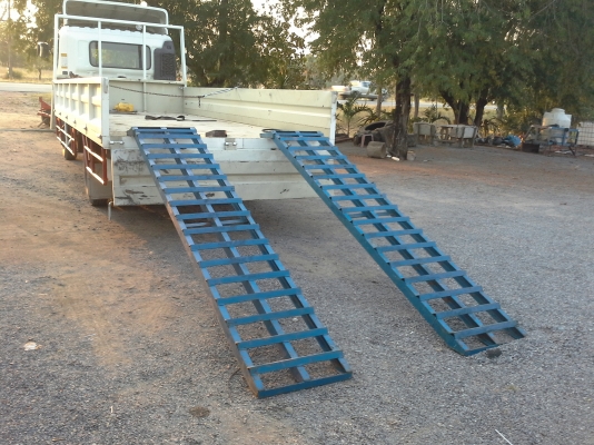 ขายบันไดขึ้นรถหกล้อ สนใจโทร 081-2895754