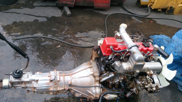 เครื่องยนต์ นิสสันฝาแดง BD25 เครื่องพร้อมเกีร์ยสวยมากๆ พร้อมใบคุม