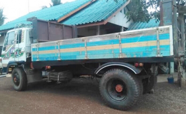 ISUZU ROCKY 175 HP HO6C หกล้อดั๊มพ์ ประกอบ กระบะดั๊มพ์มิเนียม 6 ตันความยาว 4 เมตรสภาพดีพร้อมบรรทุกได้เลย วางเครื่องยนต์ฮีโน่ แน่นดีแรงดีไม่มีเยิ้มยังไม่ลงเล่ม วางหัวเก๋งใหม่ยังไม่ลงเล่ม ภายในเก๋งสวยมากคอนโซลครบพร้อม พวงมาลัยเพาเวอร์ ระบบเบรคทริ๊ปฟี้ครบครั