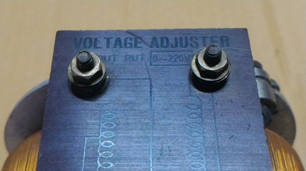 ชุดหม้อแปลงปรับแรงดันไฟไฟฟ้า จาก 0 - 220 V. หมุนปรับได้ตามต้องการนำไปใช้ได้หลายงาน