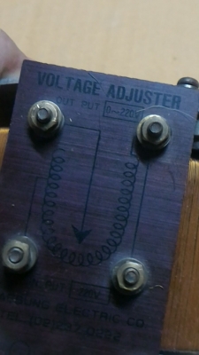 ชุดหม้อแปลงปรับแรงดันไฟไฟฟ้า จาก 0 - 220 V. หมุนปรับได้ตามต้องการนำไปใช้ได้หลายงาน