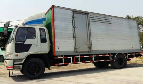 หกล้อ ฮีโน่ สิงห์ไฮเท็ค195 บรรทุกตู้ ยาว7.20ม สภาพดีสวยเดิมๆพร้อมใช้งาน ทะเบียนพร้อมโอน หกล้อ ฮีโน่ สิงห์ไฮเท็ค195 บรรทุกตู้ ยาว7.20ม สภาพดีสวยเดิมๆพร้อมใช้งาน ทะเบียนพร้อมโอน