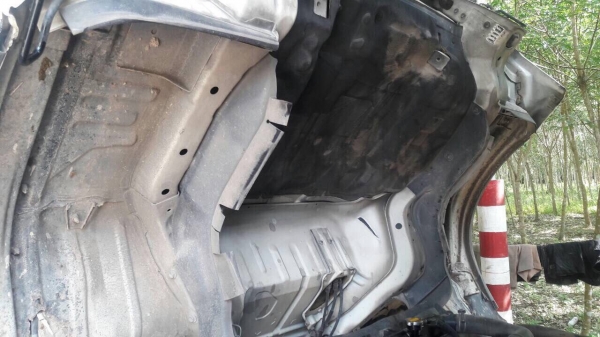 ขายรถ6ล้อรั้ว HINO DUTRO เครื่อง 135แรงม้า ปี47 สนใจโทร 081-970-1072