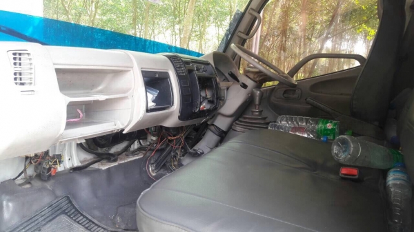 ขายรถ6ล้อรั้ว HINO DUTRO เครื่อง 135แรงม้า ปี47 สนใจโทร 081-970-1072