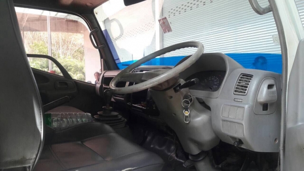 ขายรถ6ล้อรั้ว HINO DUTRO เครื่อง 135แรงม้า ปี47 สนใจโทร 081-970-1072
