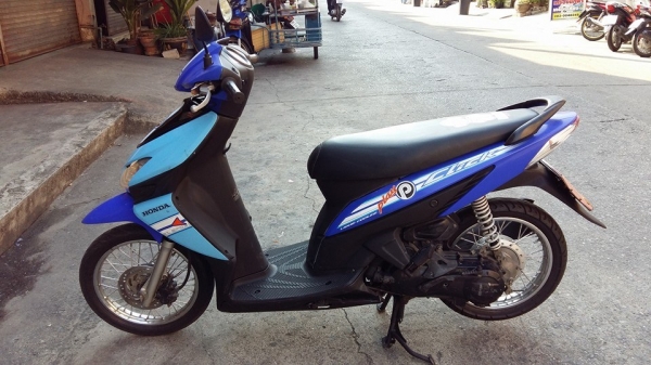 Click ปี 50 สีฟ้า รถสวยมาก เครื่องเดิม แน่นๆ มีเล่ม เอกสารครบ ไม่ผิดหวังแน่นอน โทร. 02-9165022,099-0812001