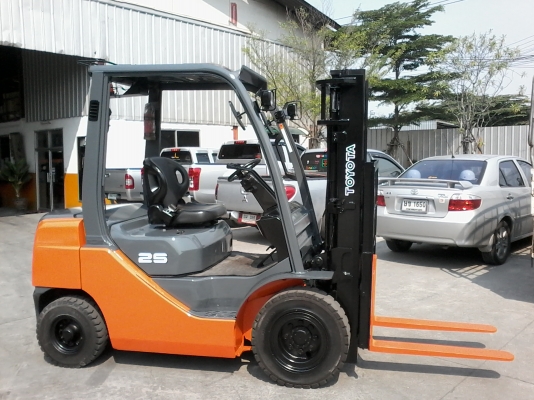 ขายรถยก TOYOTA-8FD25ขนาด2.5ตัน ชนิดเครื่องยนต์ดีเซล สภาพสวยๆ