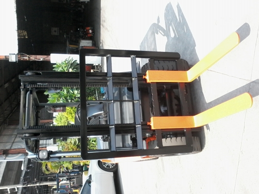 ขายรถยก TOYOTA-8FD25ขนาด2.5ตัน ชนิดเครื่องยนต์ดีเซล สภาพสวยๆ