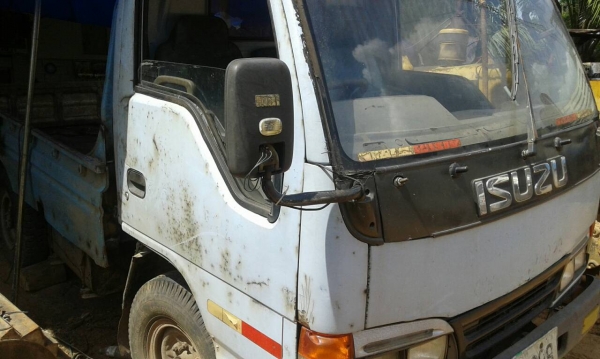 ขายรถบรรทุก 6 ล้อดัมพ์  ISUZU NKR 88 แรงม้าใส่เครื่อง 100 แรงม้าลงเล่ม ราคา 320000