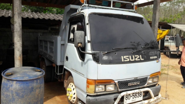 ขายรถบรรทุก 6 ล้อดัมพ์  ISUZU NKR 88 แรงม้าใส่เครื่อง 100 แรงม้าลงเล่ม ราคา 320000