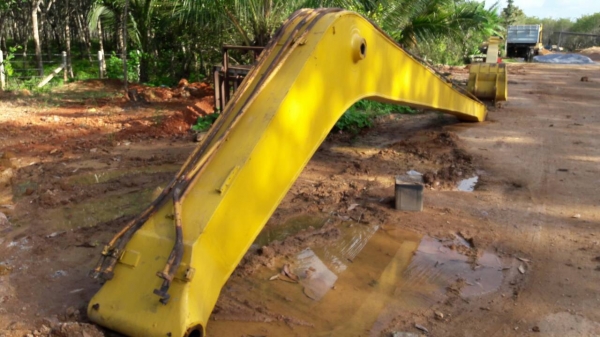 ขายรถแบคโฮ KOMATSU PC200-5 บูมอาร์มยาว กับ ชุดบูมอาร์มปกติให้ 2 ชุด ราคา 1000000