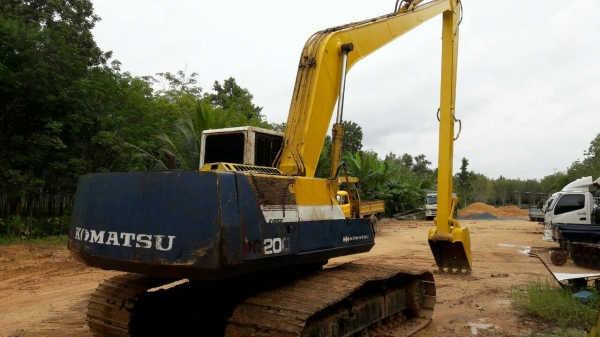 ขายรถแบคโฮ KOMATSU PC200-5 บูมอาร์มยาว กับ ชุดบูมอาร์มปกติให้ 2 ชุด ราคา 1000000