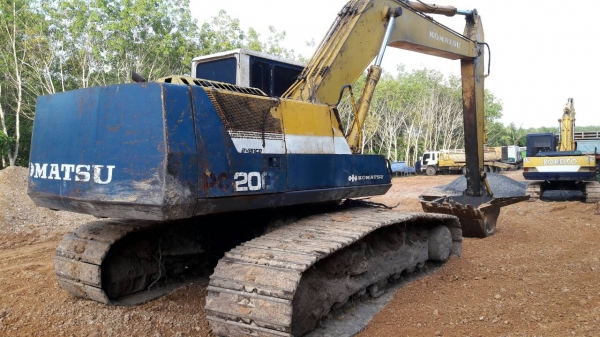 ขายรถแบคโฮ KOMATSU PC200-5 บูมอาร์มยาว กับ ชุดบูมอาร์มปกติให้ 2 ชุด ราคา 1000000