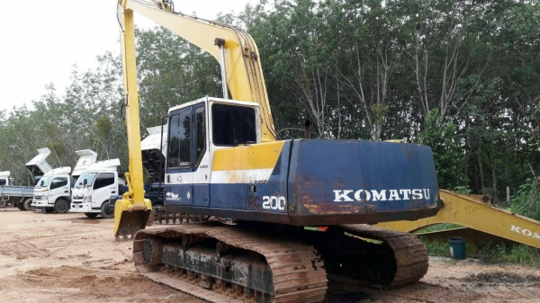 ขายรถแบคโฮ KOMATSU PC200-5 บูมอาร์มยาว กับ ชุดบูมอาร์มปกติให้ 2 ชุด ราคา 1000000