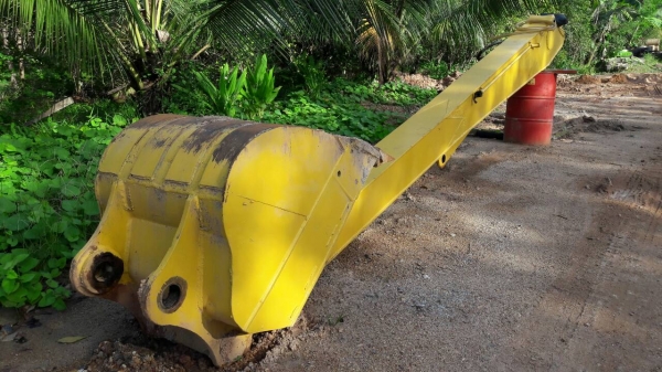 ขายรถแบคโฮ KOMATSU PC200-5 บูมอาร์มยาว กับ ชุดบูมอาร์มปกติให้ 2 ชุด ราคา 1000000