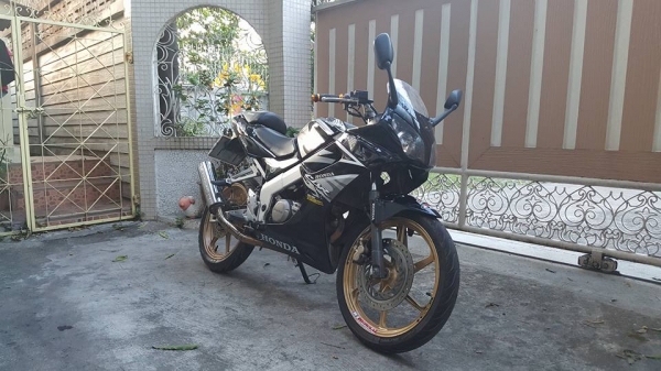 ขออนุญาติขาย HONDA CBR 150R สตาร์ทมือ ลายไฟ  ฟรีค่าโอน