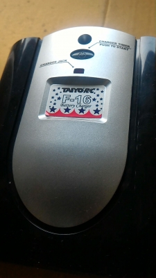 เครื่องบินบังคับวิทยุรุ่น F 16 แบบใบพัดขับเคลือนซ่อนอยู่ในลำตัวเครื่อง ยาวจากหัวถึงท้าย 18 นิ้ว มีอุปกรณ์ครบชุด มีปีกให้สองชุด