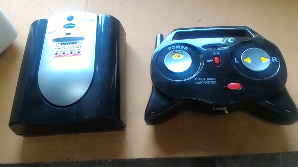 เครื่องบินบังคับวิทยุรุ่น F 16 แบบใบพัดขับเคลือนซ่อนอยู่ในลำตัวเครื่อง ยาวจากหัวถึงท้าย 18 นิ้ว มีอุปกรณ์ครบชุด มีปีกให้สองชุด