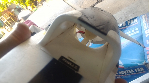 เครื่องบินบังคับวิทยุรุ่น F 16 แบบใบพัดขับเคลือนซ่อนอยู่ในลำตัวเครื่อง ยาวจากหัวถึงท้าย 18 นิ้ว มีอุปกรณ์ครบชุด มีปีกให้สองชุด