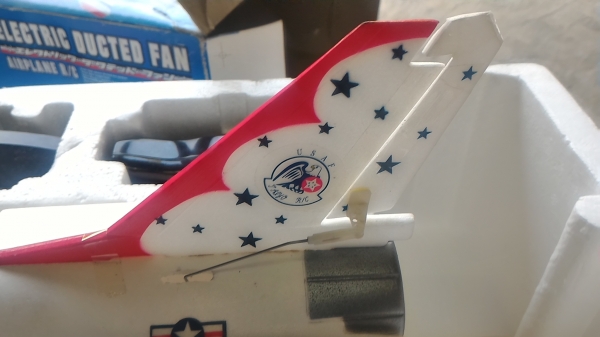 เครื่องบินบังคับวิทยุรุ่น F 16 แบบใบพัดขับเคลือนซ่อนอยู่ในลำตัวเครื่อง ยาวจากหัวถึงท้าย 18 นิ้ว มีอุปกรณ์ครบชุด มีปีกให้สองชุด