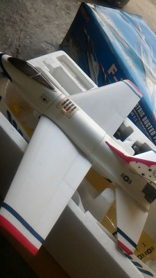 เครื่องบินบังคับวิทยุรุ่น F 16 แบบใบพัดขับเคลือนซ่อนอยู่ในลำตัวเครื่อง ยาวจากหัวถึงท้าย 18 นิ้ว มีอุปกรณ์ครบชุด มีปีกให้สองชุด