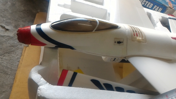 เครื่องบินบังคับวิทยุรุ่น F 16 แบบใบพัดขับเคลือนซ่อนอยู่ในลำตัวเครื่อง ยาวจากหัวถึงท้าย 18 นิ้ว มีอุปกรณ์ครบชุด มีปีกให้สองชุด