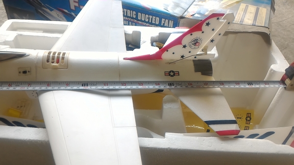 เครื่องบินบังคับวิทยุรุ่น F 16 แบบใบพัดขับเคลือนซ่อนอยู่ในลำตัวเครื่อง ยาวจากหัวถึงท้าย 18 นิ้ว มีอุปกรณ์ครบชุด มีปีกให้สองชุด