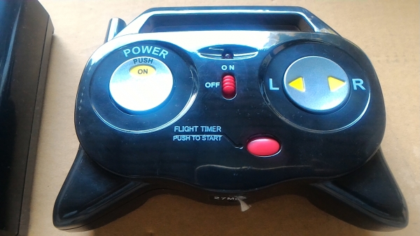 เครื่องบินบังคับวิทยุรุ่น F 16 แบบใบพัดขับเคลือนซ่อนอยู่ในลำตัวเครื่อง ยาวจากหัวถึงท้าย 18 นิ้ว มีอุปกรณ์ครบชุด มีปีกให้สองชุด