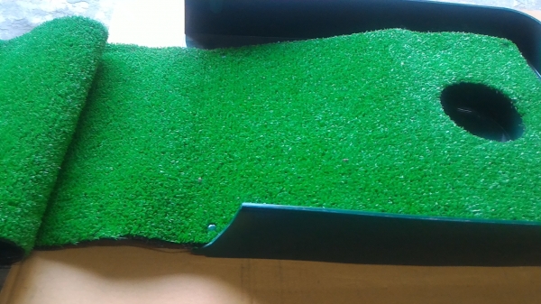 พรมพัตต์กอล์ฟยาวประมาณ 2 เมตร มีรางส่งลูกคืน พืนหนาเหมือนหญ้าจริง