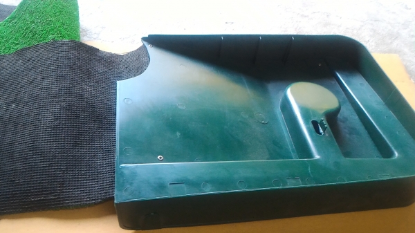 พรมพัตต์กอล์ฟยาวประมาณ 2 เมตร มีรางส่งลูกคืน พืนหนาเหมือนหญ้าจริง