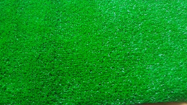 พรมพัตต์กอล์ฟยาวประมาณ 2 เมตร มีรางส่งลูกคืน พืนหนาเหมือนหญ้าจริง