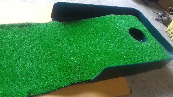 พรมพัตต์กอล์ฟยาวประมาณ 2 เมตร มีรางส่งลูกคืน พืนหนาเหมือนหญ้าจริง