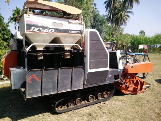 ขายด่วน!!!!รถเกี่ยวข้าวKOBOTA DC60 พร้อมพ่วงลาก 269,000บาท