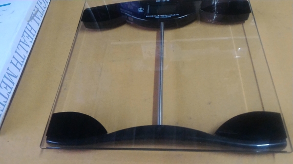 เครื่องชั่งน้ำหนัก DHM รับน้ำหนักได้ถึง 135 กก. เป็นแบบบางหน้าเป็นกระจกทนแรงดัน