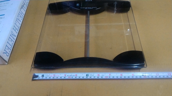 เครื่องชั่งน้ำหนัก DHM รับน้ำหนักได้ถึง 135 กก. เป็นแบบบางหน้าเป็นกระจกทนแรงดัน