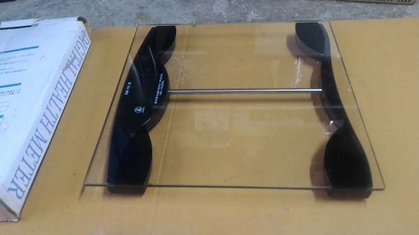 เครื่องชั่งน้ำหนัก DHM รับน้ำหนักได้ถึง 135 กก. เป็นแบบบางหน้าเป็นกระจกทนแรงดัน