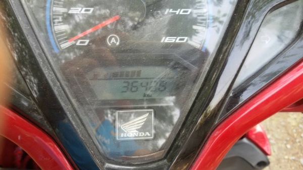 ขาย HONDA CLICK 125 i I-Dling Stop ล้อแม็ก ปี 58 เดือนกุมภาพันธ์ (ก่อนไฟ LED) เครื่องดีเดิมๆ วิ่งน้อย ภายนอกชุดสีดี มีแคร้งสายพานลอกๆ โดนฉี่สุนัข เล่มพร้อมโอน