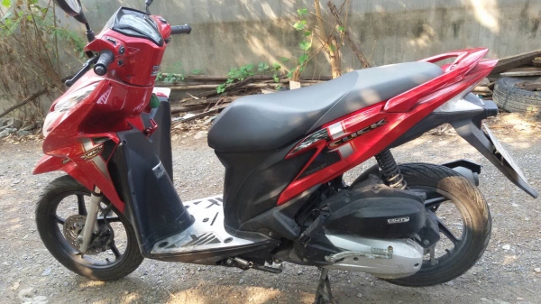 ขาย HONDA CLICK 125 i I-Dling Stop ล้อแม็ก ปี 58 เดือนกุมภาพันธ์ (ก่อนไฟ LED) เครื่องดีเดิมๆ วิ่งน้อย ภายนอกชุดสีดี มีแคร้งสายพานลอกๆ โดนฉี่สุนัข เล่มพร้อมโอน