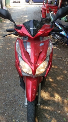 ขาย HONDA CLICK 125 i I-Dling Stop ล้อแม็ก ปี 58 เดือนกุมภาพันธ์ (ก่อนไฟ LED) เครื่องดีเดิมๆ วิ่งน้อย ภายนอกชุดสีดี มีแคร้งสายพานลอกๆ โดนฉี่สุนัข เล่มพร้อมโอน